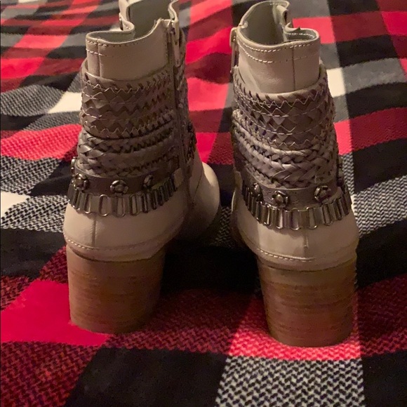 Rustic ankle boots - Picture 2 of 4